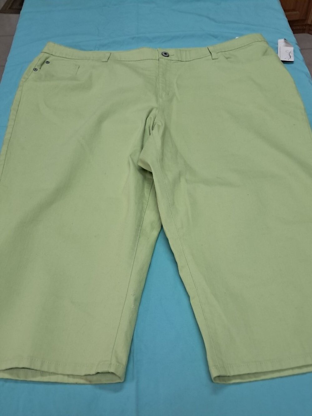 CJ Banks Plus Sage Green Moderately Curvy Stretch Capri Pants 24W NWT (Flawed)